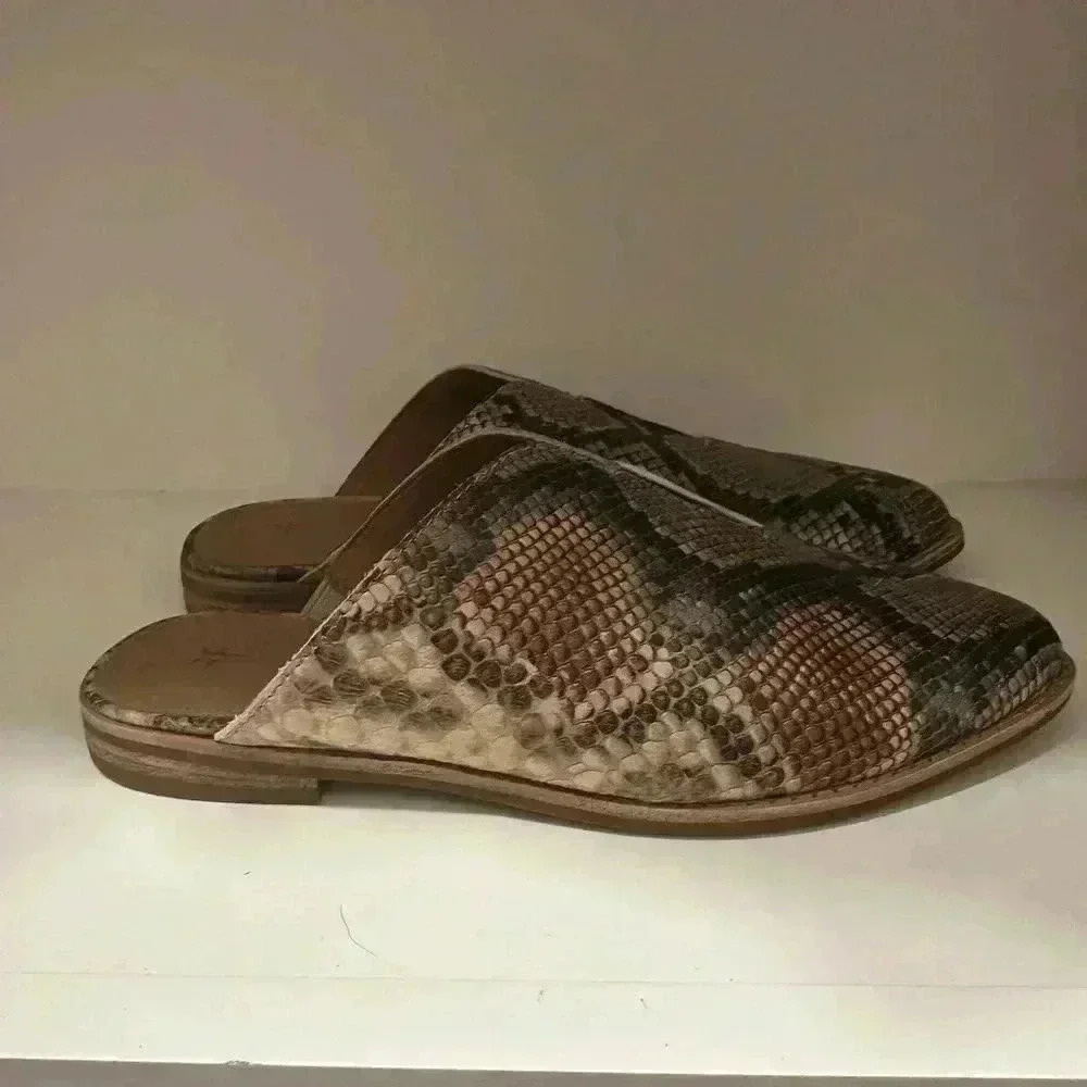 Frye Nolan Seam Mules 7.5 Taupe Snakeskin Flats Leather Slides Pointed Toe *NEW*